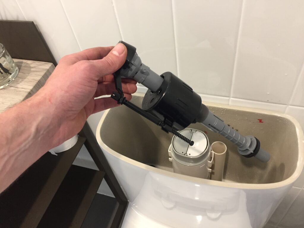 Inlet valve in a toilet cistern