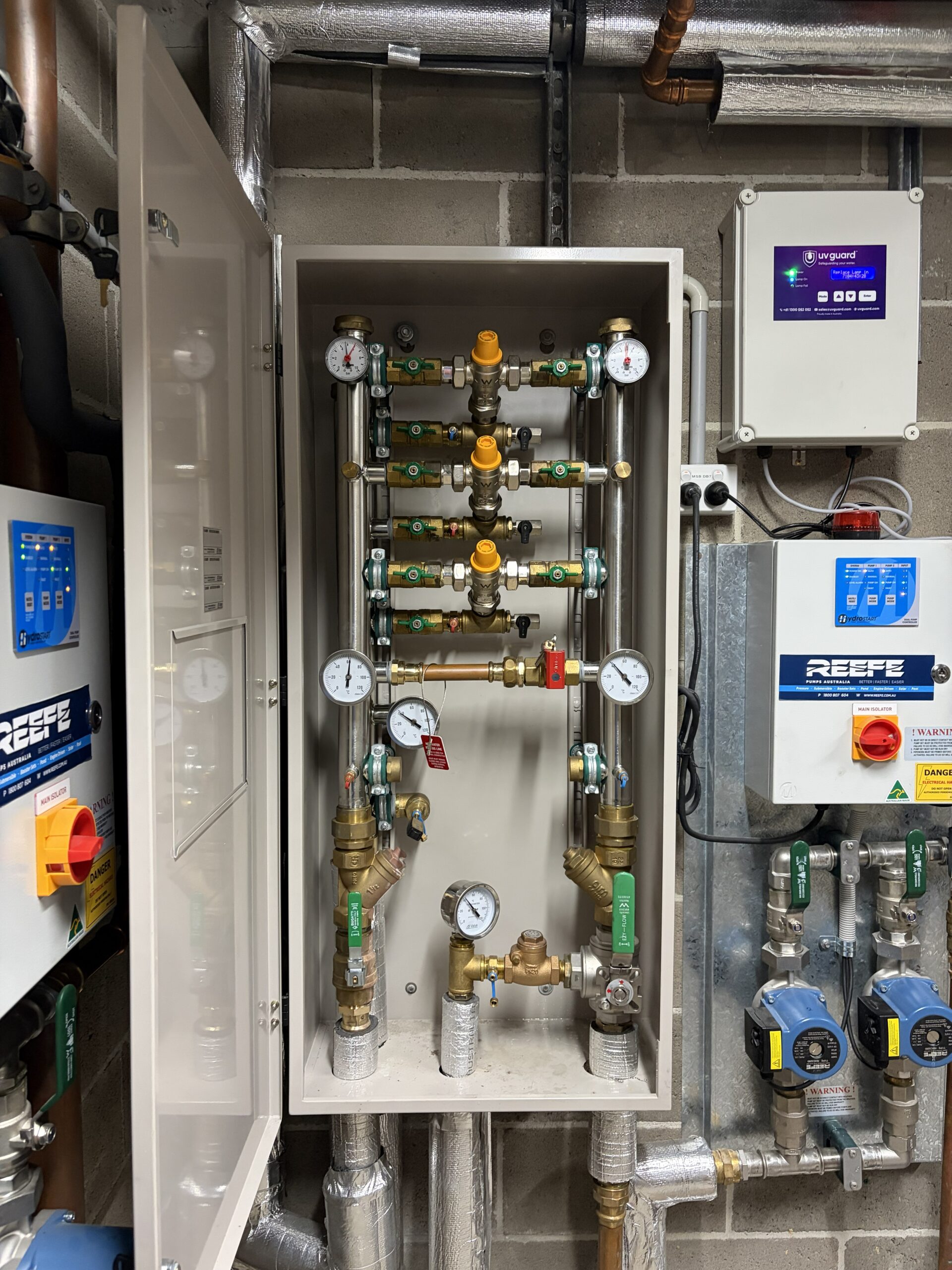 Caleffi TMV in a warm water system with flow and return pumps